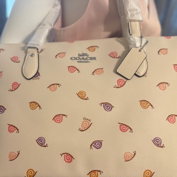 Coach Women’s Gallery Tote Bag Chalk With Snail 🐌 Print. Hard to find. - Picture 6 of 12